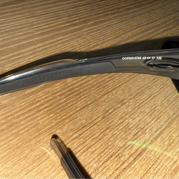 Men’s Oakley Turbine Gray Sunglasses with Case - Picture 4 of 13